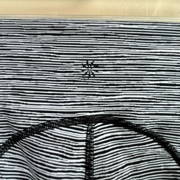 Athleta ULTIMATE LINEAR LINES‎ CAPRI Black/ White Women’s Size XS - Picture 5 of 6
